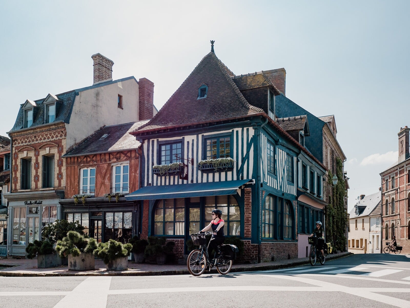 https://www.chez-agnes-normandie.fr/app/uploads/2023/11/Cyclotouristes_dans_Beaumont-en-Auge_-_Thomas_Le_Floc_H-Thomas_Le_Floc_H-24997-1600px.jpg