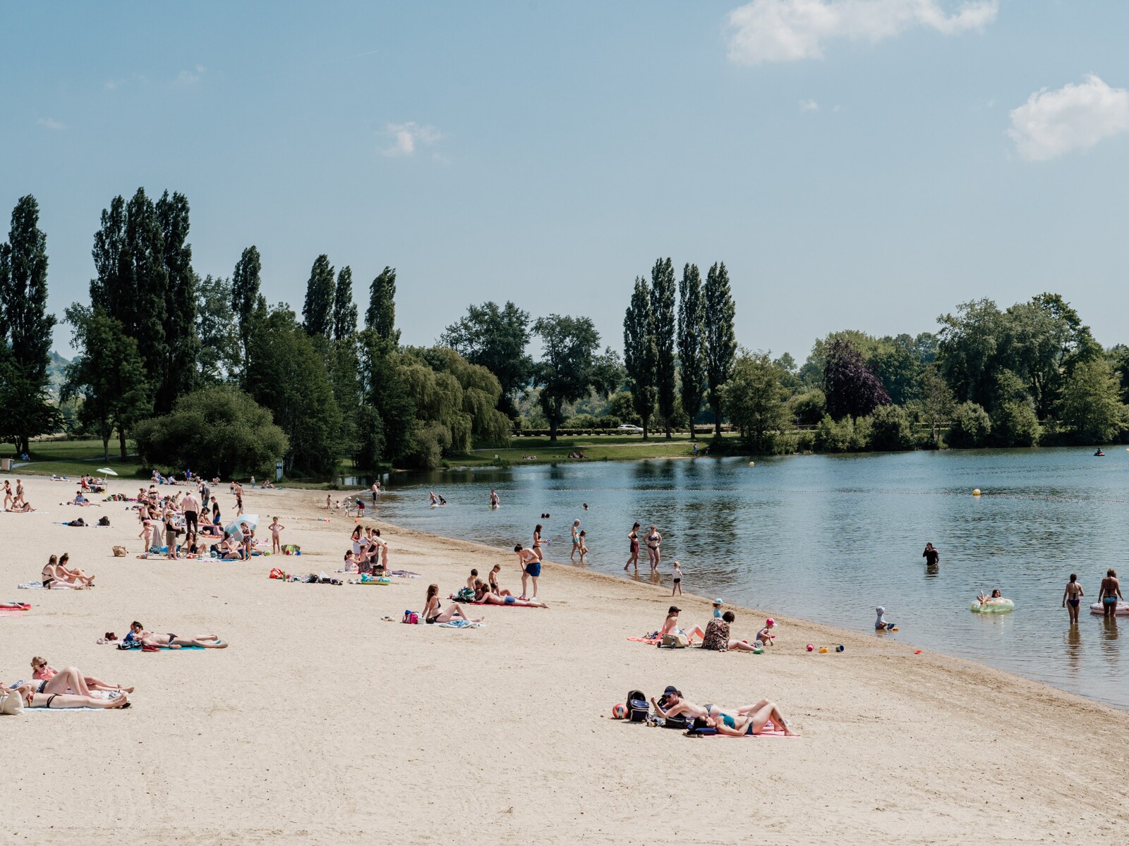 https://www.chez-agnes-normandie.fr/app/uploads/2023/11/Lac_et_plage_de_Pont-l_Eveque_-_Thomas_Le_Floc_H-Thomas_Le_Floc_H-25012-1600px-1.jpg